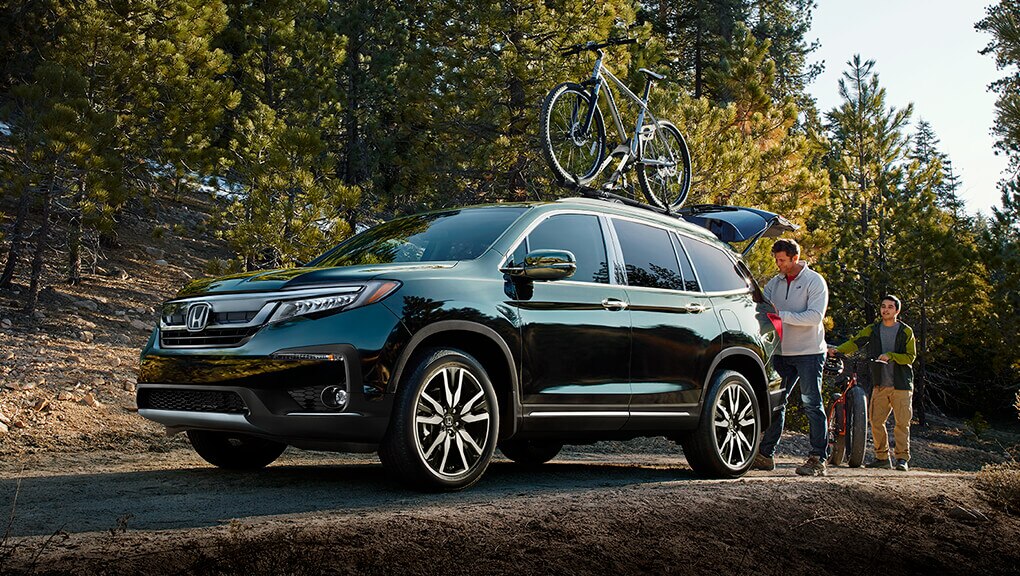 Honda Pilot 2021 stationné en forêt