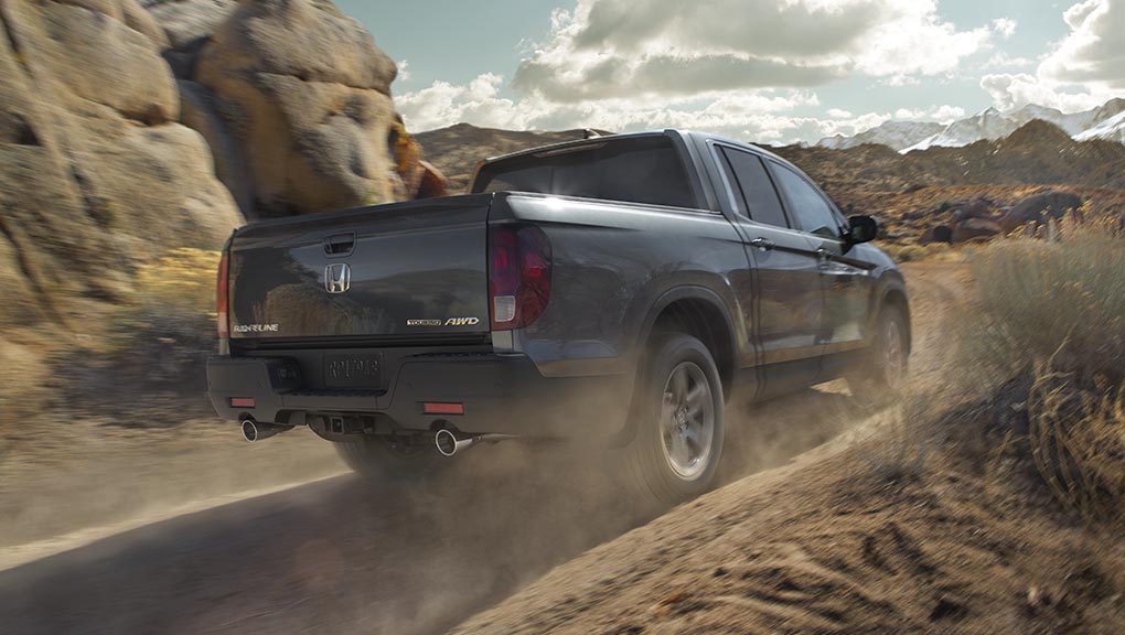 Image du Ridgeline 2021 roulant sur un chemin de terre