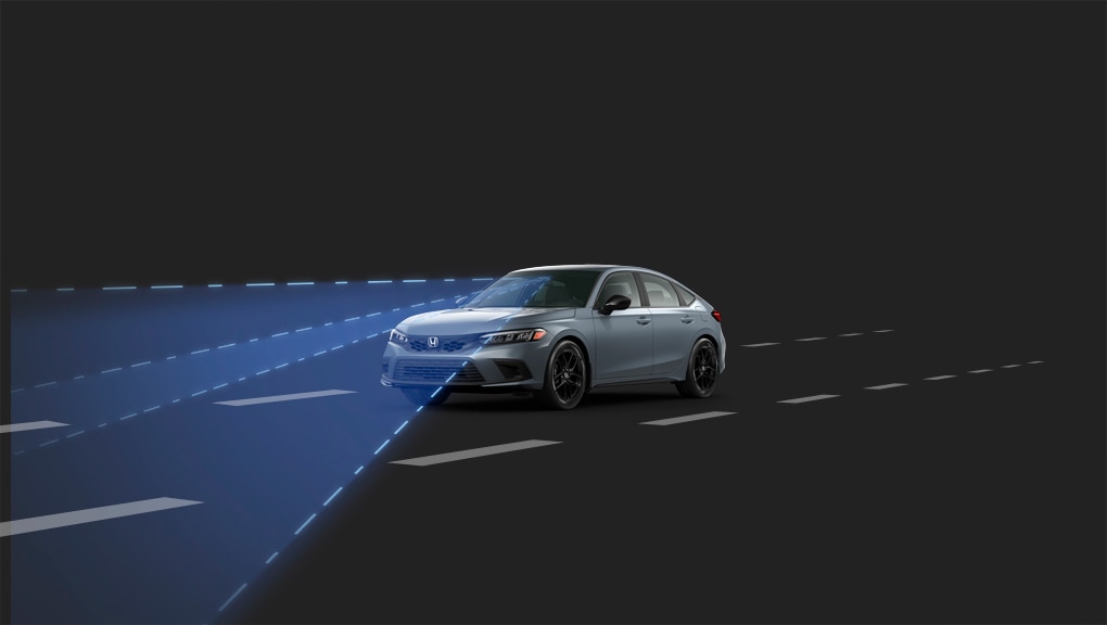 Vue de face latérale en angle d’une Honda Civic 2022 blanche circulant sur fond noir, avec un faisceau bleu provenant de l’avant pour illustrer le système d’atténuation de sortie de voie du véhicule.