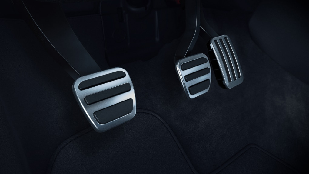 The Civic Si’s aluminum-trimmed sport pedals in situation.