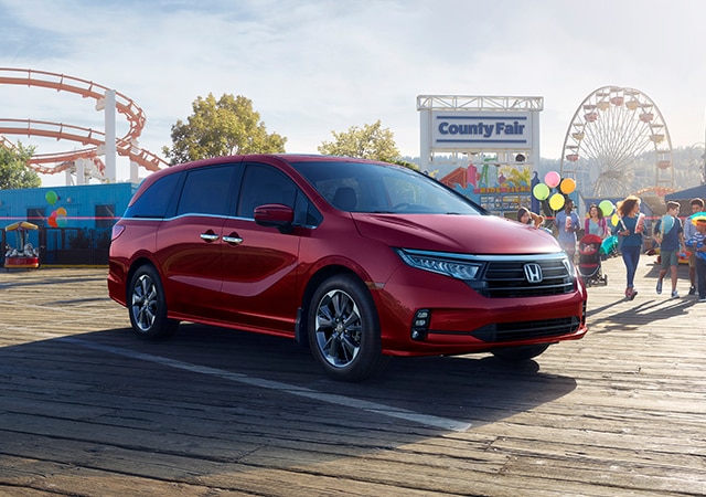 Image of the 2023 Honda Odyssey at an amusement park.