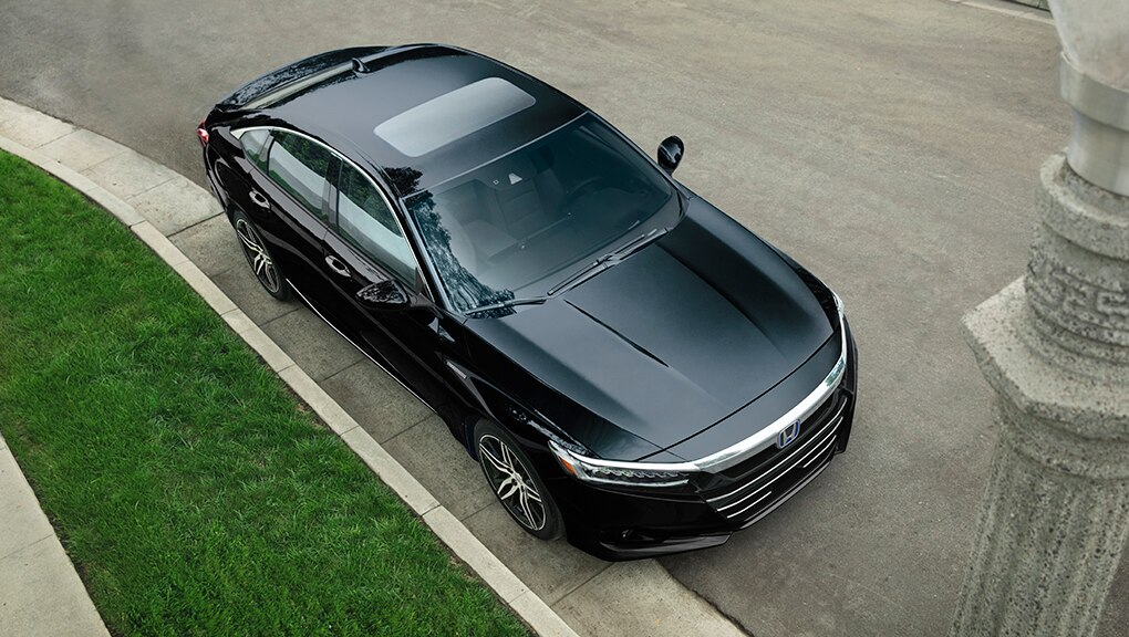 Image de la Honda Accord hybride 2021 en ville.