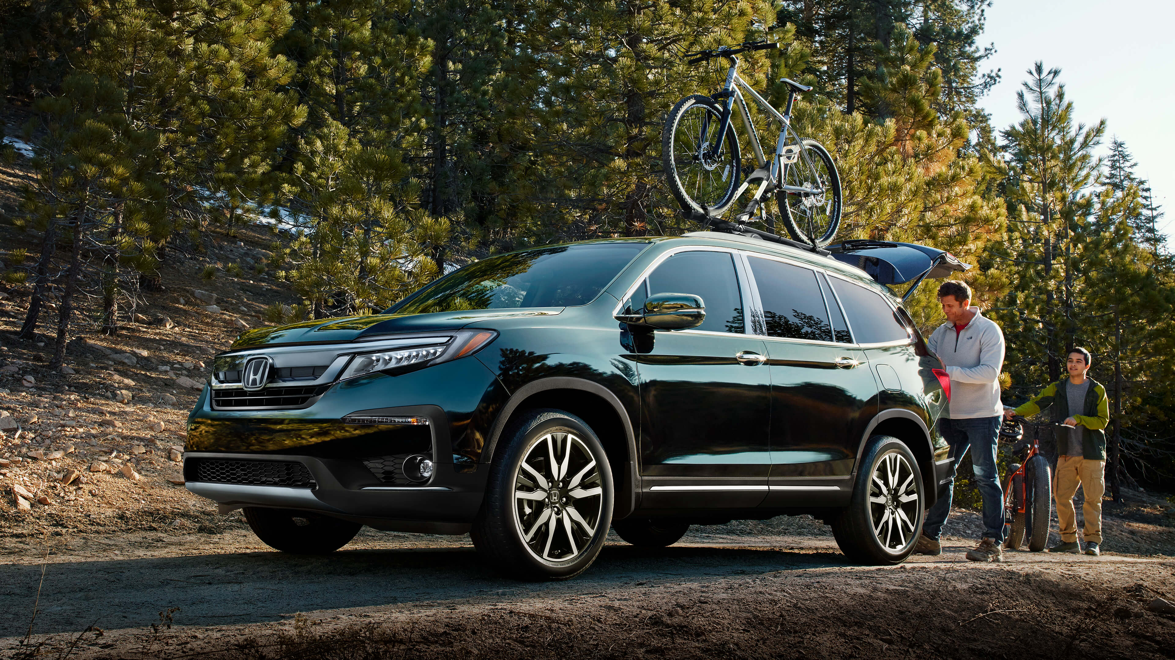 Honda Pilot 2020 stationné en forêt