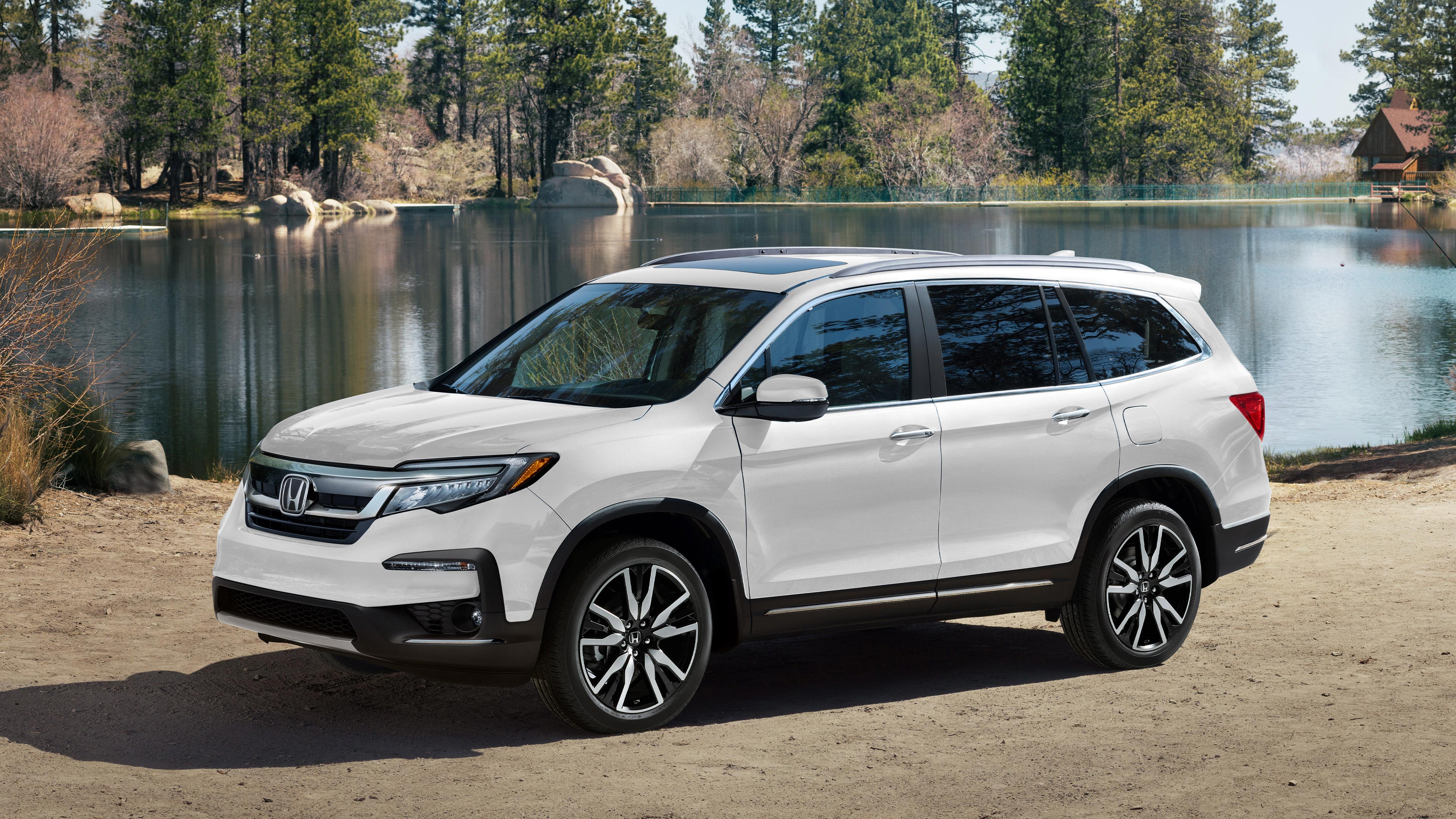 Honda Pilot 2020 stationné près d’un lac