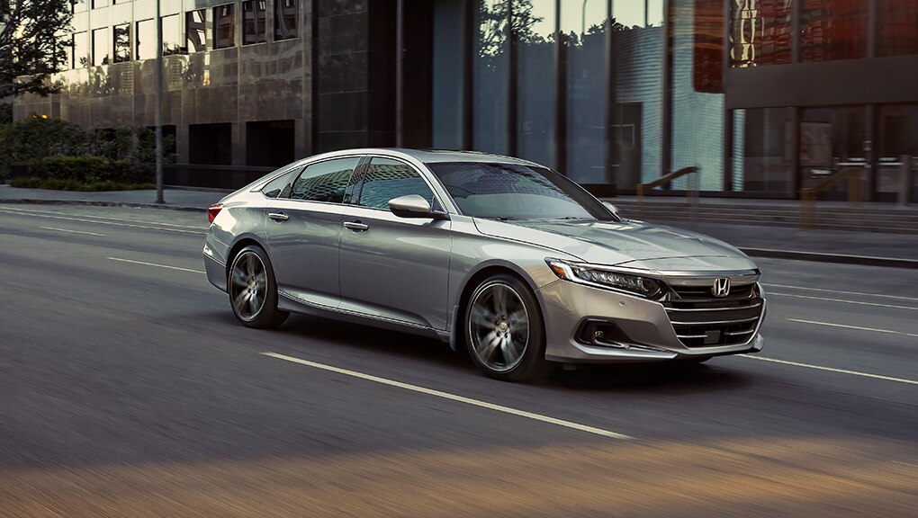 Image de la Honda Accord berline 2021 en ville.