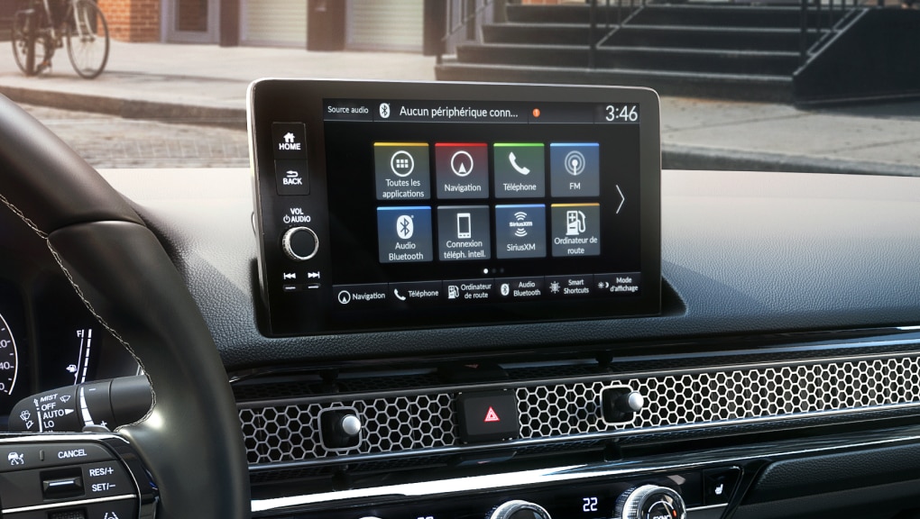 Plan rapproché de l’écran de navigation haute résolution d’une Honda Civic 2022.