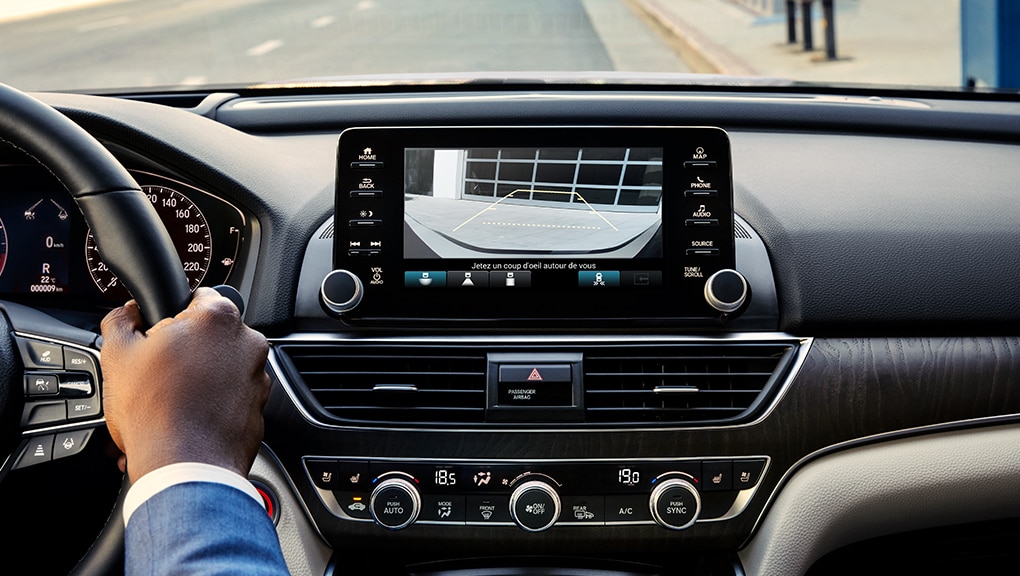 Image de la Honda Accord berline 2022 sur l’autoroute.